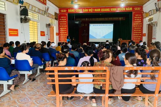 Hội nghị tuyên truyền những điểm mới về chính sách BHXH, BHYT hộ gia đình cho người dân trên địa bàn thôn Tân Mỹ, xã Cẩm Duệ