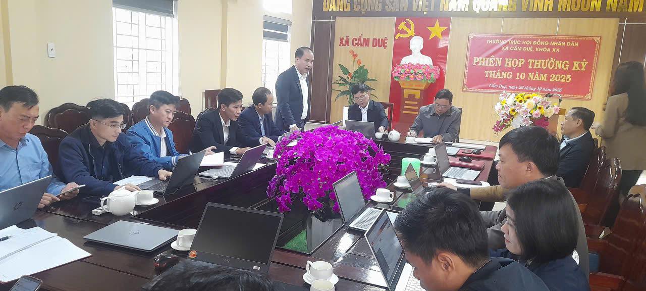 THƯỜNG TRỰC HỘI ĐỒNG NHÂN DÂN XÃ CẨM DUỆ TỔ CHỨC PHIÊN HỌP THƯỜNG KỲ THÁNG 10 NĂM 2025 