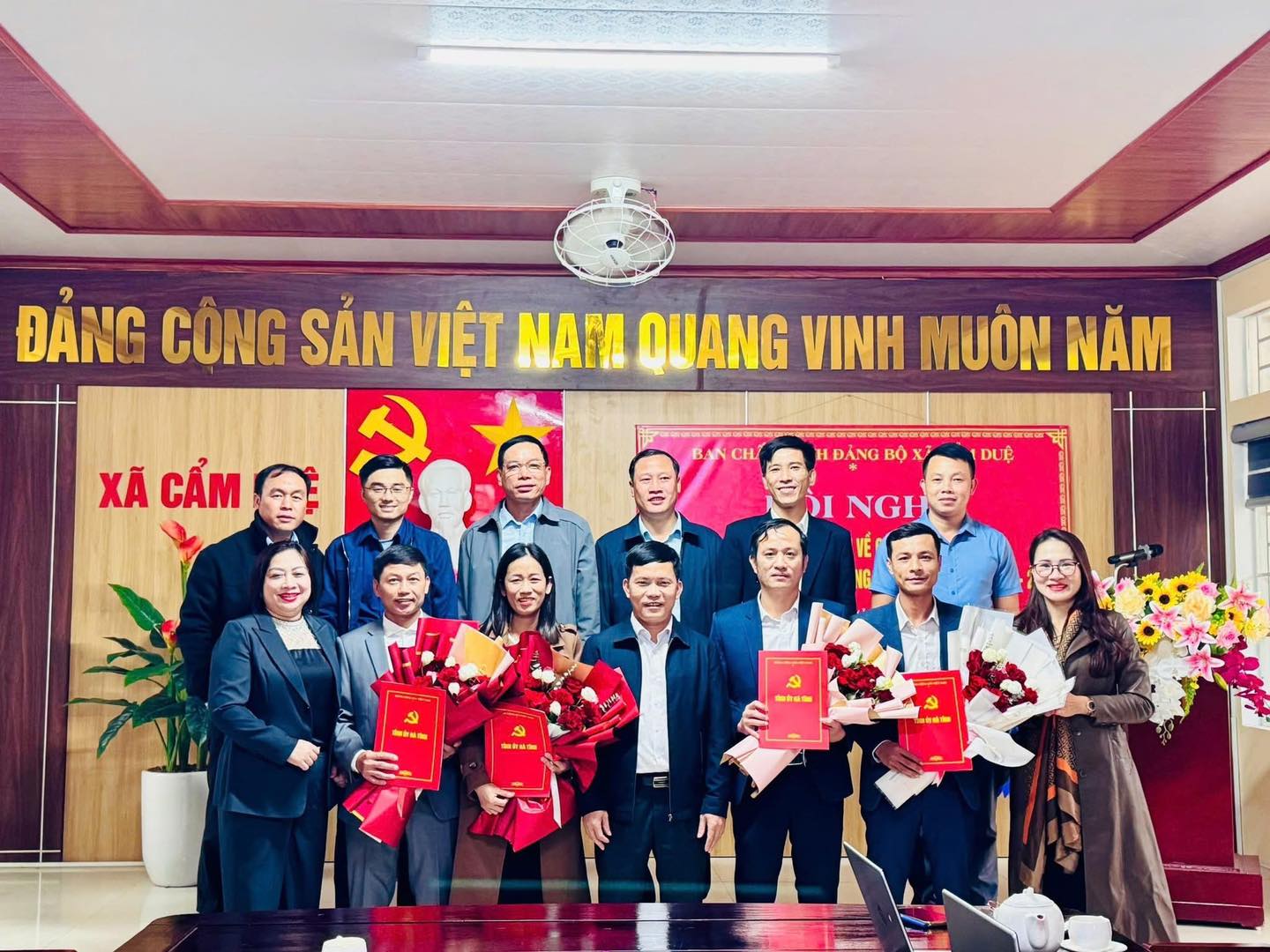 ĐẢNG BỘ XÃ CẨM DUỆ TỔ CHỨC CÔNG BỐ QUYẾT ĐỊNH VỀ CÔNG TÁC CÁN BỘ. 