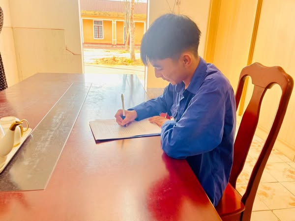 ho&agrave;ng viết đơn t&igrave;nh nguyện.jpg