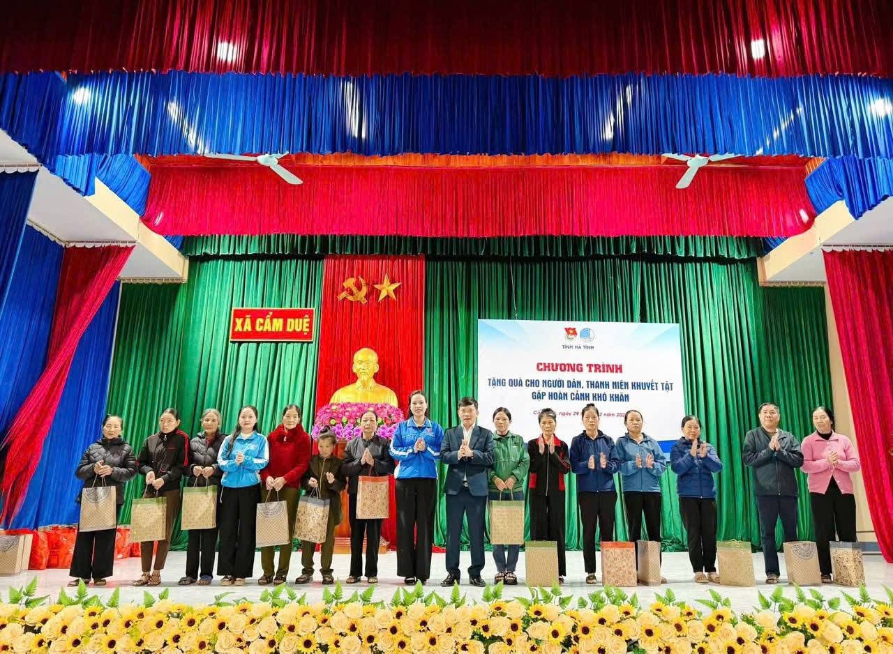 CHƯƠNG TRÌNH TẶNG QUÀ CHO NGƯỜI DÂN, THANH NIÊN KHUYẾT TẬT, HOÀN CẢNH KHÓ KHĂN TẠI XÃ CẨM DUỆ 