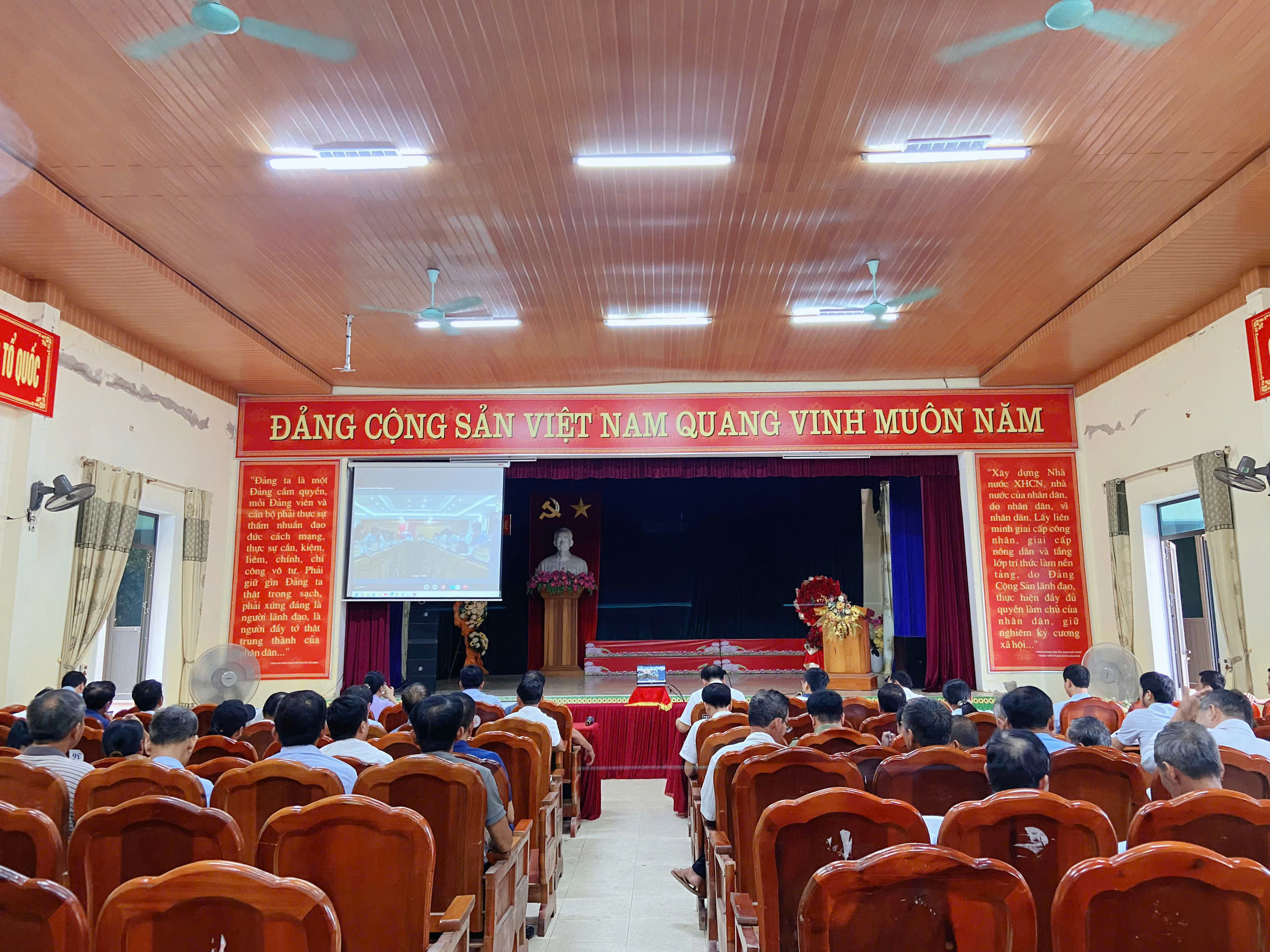 UBND XÃ CẨM DUỆ TỔ CHỨC HỌP TRIỂN KHAI CÔNG TÁC ỨNG PHÓ VỚI BÃO SỐ 5