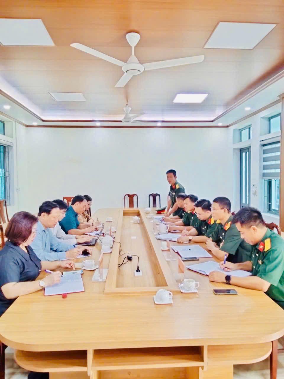 Đoàn kiểm tra của Ban chỉ huy PTKV 3 - Kỳ Anh do đồng chí Trung tá Bùi Văn Tuấn làm trưởng đoàn đã thăm và làm việc với cấp ủy chính quyền và Ban CHQS xã Cẩm Duệ