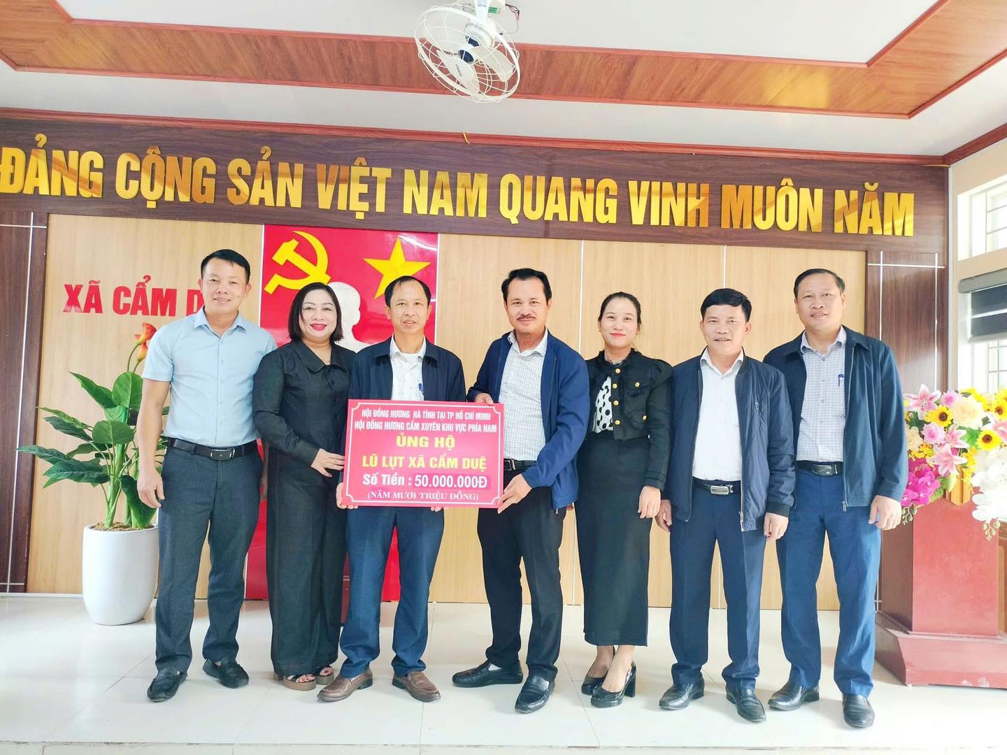 HỘI ĐỒNG HƯƠNG CẨM XUYÊN KHU VỰC PHÍA NAM ỦNG HỘ XÃ CẨM DUỆ KHẮC PHỤC THIỆT HẠI LŨ LỤT 
