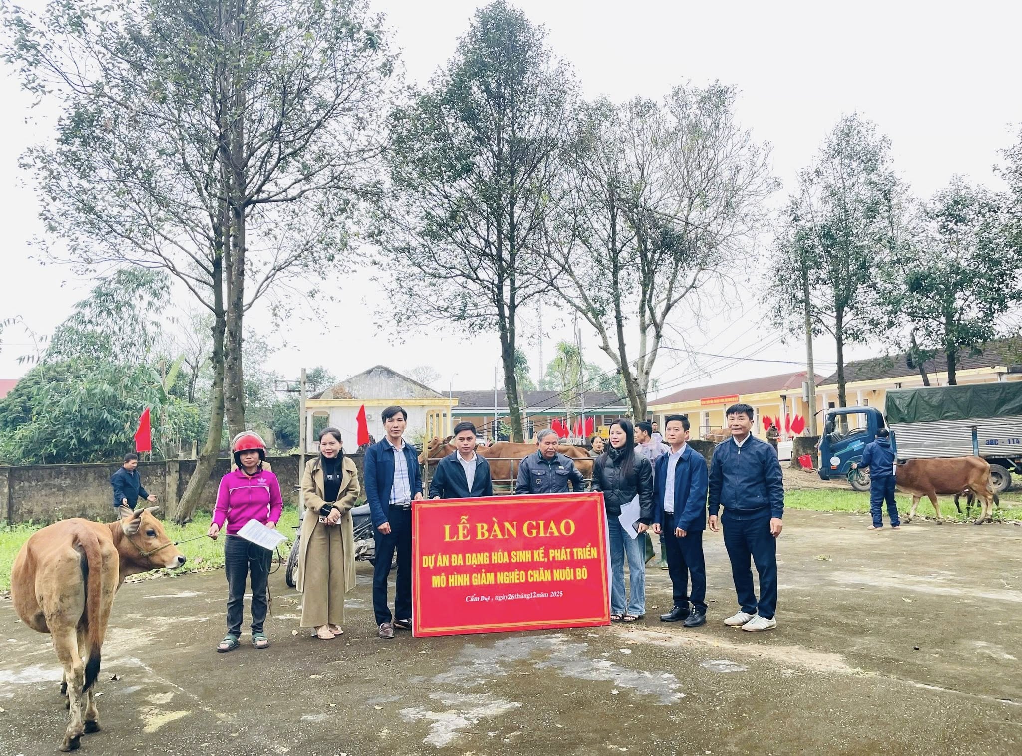 XÃ CẨM DUỆ TỔ CHỨC LỄ BÀN GIAO “ MÔ HÌNH CHĂN NUÔI BÒ” THUỘC CHƯƠNG TRÌNH MTQG GIẢM NGHÈO BỀN VỮNG NĂM 2025. 
