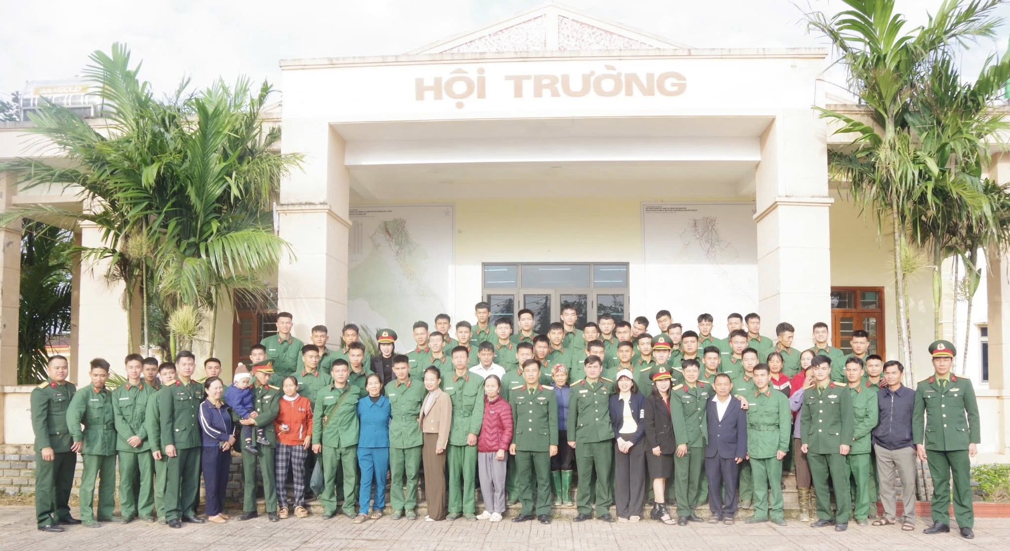 Chia tay cán bộ, chiến sỹ Trung đoàn 841 sau thời gian tham gia hoạt động dân vận tại địa phương 