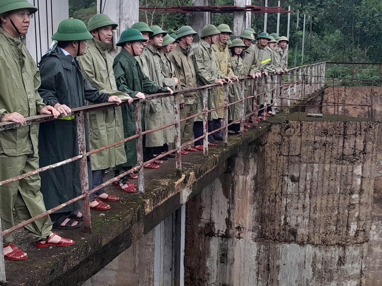 ĐOÀN CÔNG TÁC CỦA TỈNH DO CHỦ TỊCH UBND TỈNH VÕ TRỌNG HẢI LÀM TRƯỞNG ĐOÀN, KIỂM TRA CÔNG TÁC PHÒNG, CHỐNG THIÊN TAI TẠI XÃ CẨM DUỆ 
